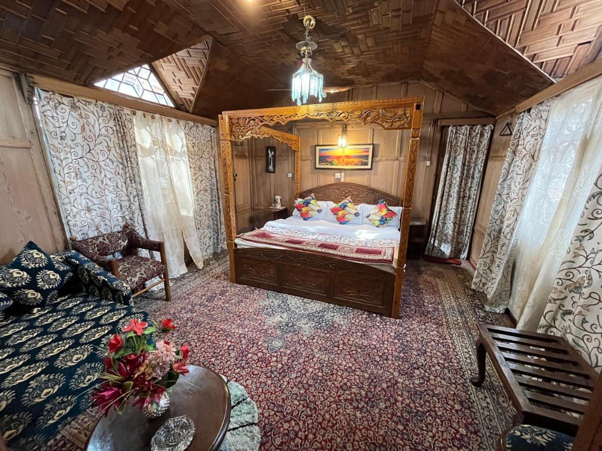 Young Shahzada Group Of Houseboats Srīnagar Dış mekan fotoğraf
