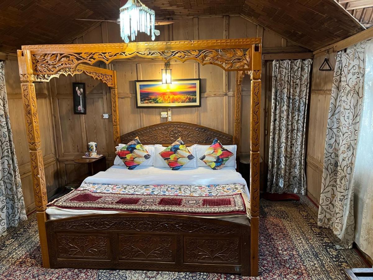 Young Shahzada Group Of Houseboats Srīnagar Dış mekan fotoğraf
