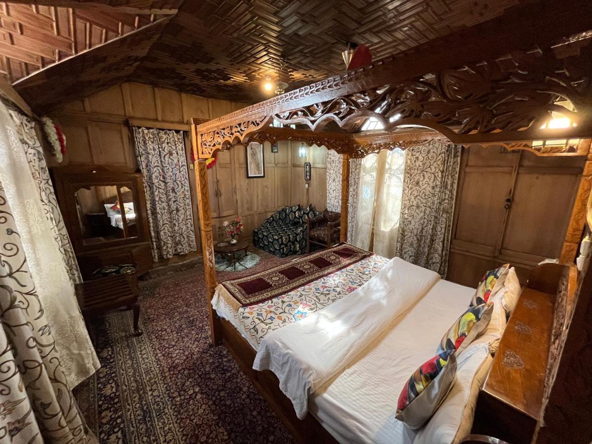Young Shahzada Group Of Houseboats Srīnagar Dış mekan fotoğraf