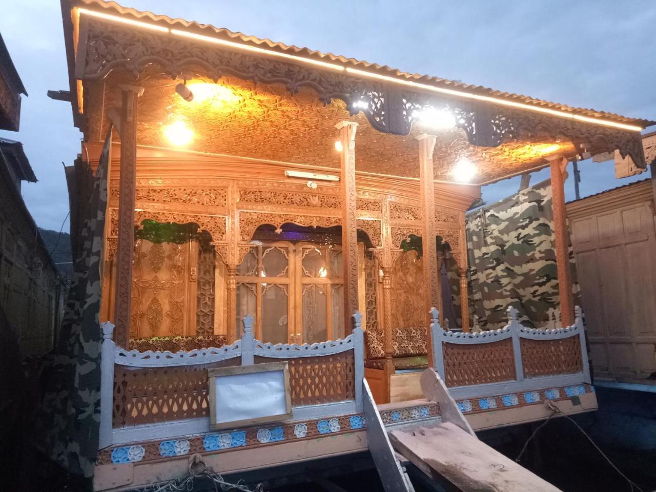 Young Shahzada Group Of Houseboats Srīnagar Dış mekan fotoğraf