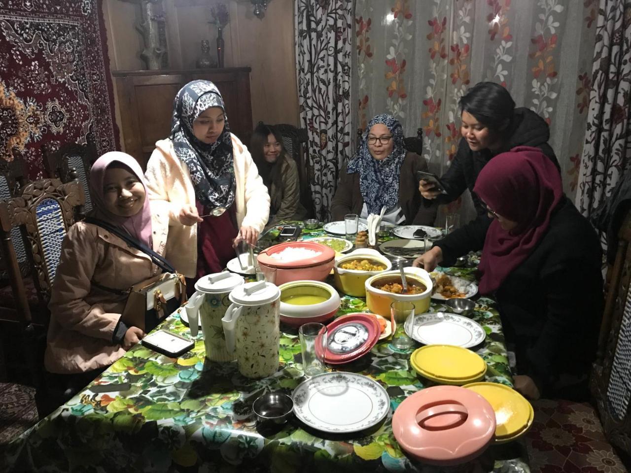 Young Shahzada Group Of Houseboats Srīnagar Dış mekan fotoğraf